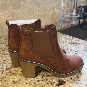 Corkys sz 9 NEW (No Box) Brown Suede Ankle Boots